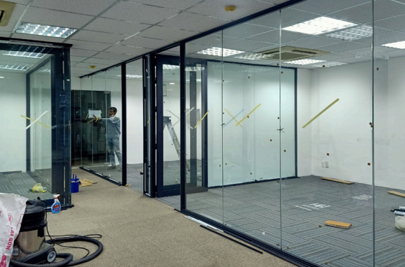 Hoàn thiện trần thả, vách nhôm kính, thảm trải sàn và hệ thống điện cho công trình CEA - Quận 1 