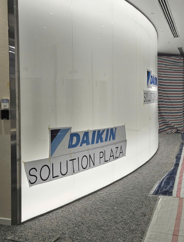 Vách Logo Kính Cong